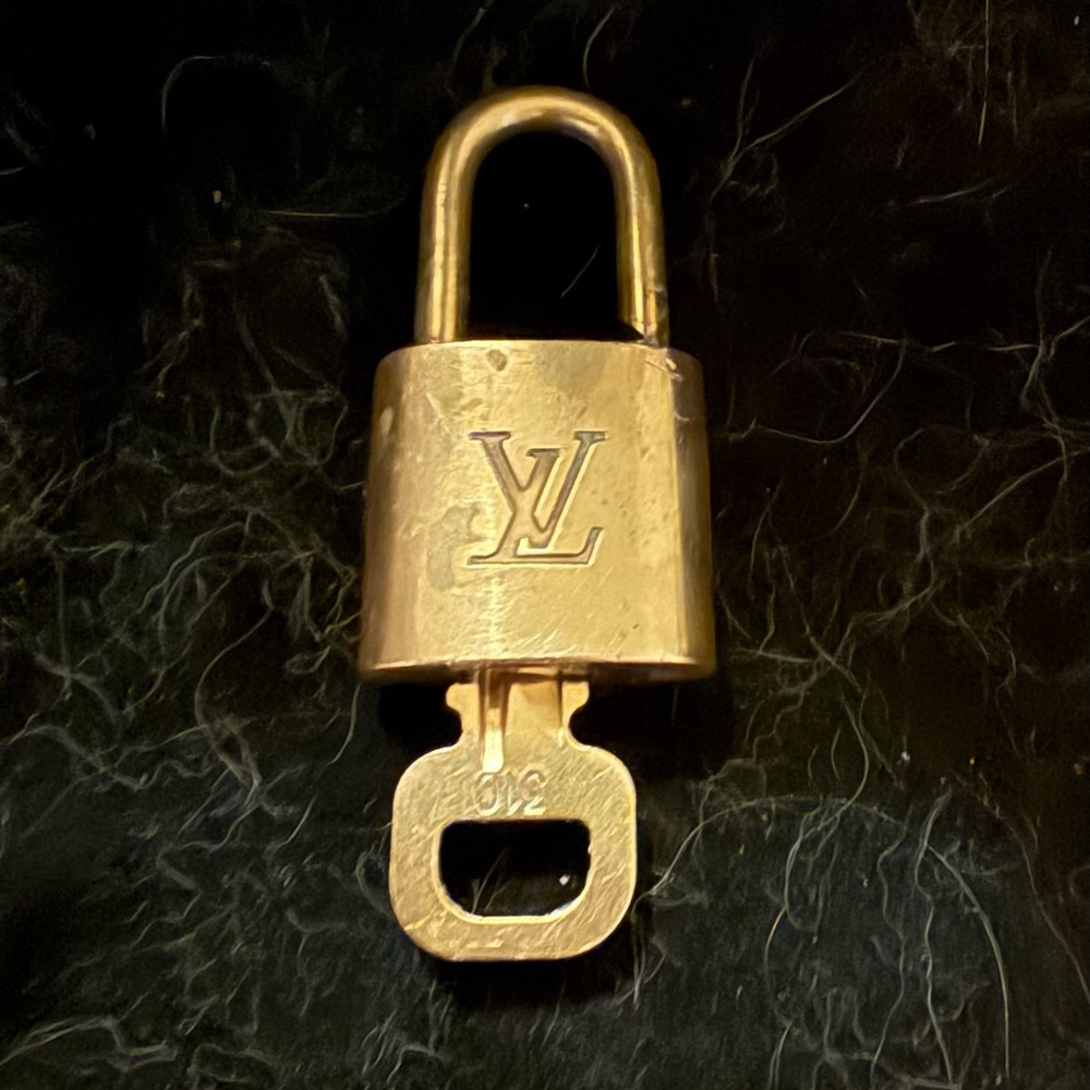 Louis Vuitton Gold Padlock and Key 310 w Unbranded Chain - Picture 6 of 7